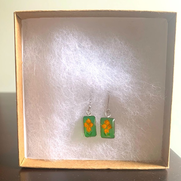 Beautiful Silver Rectangular Earrings with Dried Yellow Flowers in a Green Resin - Picture 2 of 3